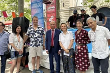 L'ambassade du Vietnam en France, Dinh Toàn Thang et la maire de l’arrondissement 5, Florence Berthout lors de l'événement. Photo : VNA.