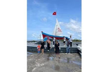 Les visiteurs au Cap de Cà Mau. Photo : kinhtedothi.vn