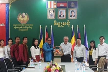 Des représentants des Service de la Culture et des Arts de la province cambodgienne de Mondulkiri présentent un cadeau de souvenir à la délégation du Service de la Culture, des Sports et du Tourisme de la province de Dak Lak. Photo: daklak.gov.vn