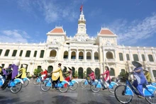Défilé « J'aime l'Ao dai vietnamien » dans les rues de Hô Chi Minh-Ville lors du festival de l'Ao Dai. Photo : VNA.