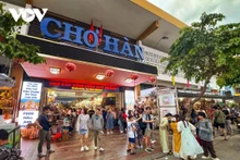  Le marché de Hàn à Dà Nang attire des touristes nationaux et internationaux. Photo : VOV.