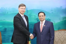 Le Premier ministre Pham Minh Chinh (à droite) et le vice-président de la Commission européenne (CE) et commissaire européen au Commerce, Valdis Dombrovski. Photo : VNA.