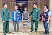 Le poste de garde-frontière Tr’hy offre une maison à la famille de Hôih Dâu, issu de l’ethnie Co Tu, résidant dans la commune de Tr’hy, district montagneux de Tây Giang, province de Quang Nam. Photo: VOV