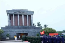 La Commission militaire centrale rend hommage au Président Ho Chi Minh