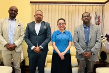 L'ambassadrice du Vietnam au Mozambique, Trân Thi Thu Thin, aux côtés des représentants du CCIMV. Photo : Ambassade du Vietnam au Mozambique