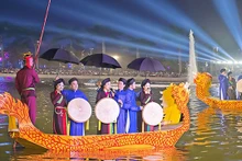 Un spectacle de chant « Quan họ » sur un bateau. Photo : VOV.