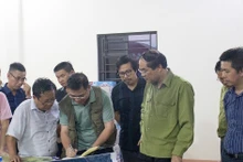 Des dirigeants de Lao Cai et des experts discutent du plan de réinstallation de la population du village Nu. Photo : VNA.