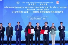 Le Président de l'Assemblée nationale, Vuong Dinh Huê (4e, gauche, 2e ligne) à la cérémonie d'échange de protocoles d'accord de coopération entre des entreprises vietnamienne et chinoise. Photo : VNA.