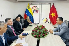 Le ministre vénézuélien des Sports, Franklin Cardillo, préside la séance de travail avec l'ambassadeur Vu Trung My. Photo : VOV.