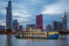À Hô Chi Minh-Ville, les visiteurs auront l'occasion de découvrir les « spécialités » que l'on ne trouve que dans cette ville, telles que la visite le long de la rivière de Saigon en yacht. Photo: Klook