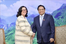 Le Premier ministre Pham Minh Chinh et a vice-présidente de la Banque mondiale Manuela V. Ferro, Photo : VNA.
