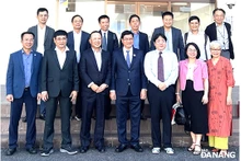 Le vice-président du Comité populaire de la ville de Dà Nang, Trân Phuoc Son (4e, à droite), travaille avec les dirigeants du groupe Rorze. Photo : baodanang.vn