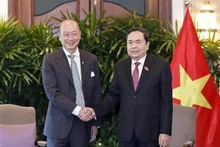 Le président de l’Assemblée nationale (AN) Trân Thanh Mân (droite) et le vice-président et directeur général de l’United Overseas Bank (UOB), Wee Ee Cheong. Photo : VNA.