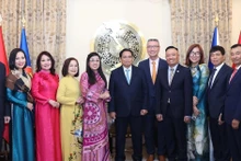 Le Premier ministre Pham Minh Chinh, son épouse et des Vietnamiens en République tchèque. Photo : VNA.