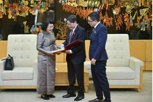 Le vice-président de l'Assemblée nationale (AN), Nguyên Duc Hai (au centre) et la présidente de l'AN cambogienne, Samdech Khuon Sudary (1er à gauche). Photo : daibieunhandan.vn