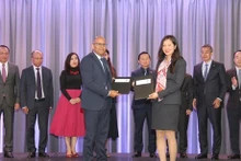 Le vice-Premier ministre Trân Hông Ha assiste à la signature de l'accord de coopération entre Vietnam Airlines et Expedia Group Media Solutions. Photo : VNA.
