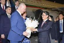 Le vice-président de l'Assemblée nationale vietnamienne, Nguyên Duc Hai, accueille le président de l'Assemblée nationale bulgare, Rossen Jeliazkov, à l'aéroport international de Nôi Bài, à Hanoï. Photo : VNA.