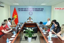 Une délégation de professeurs et d'étudiants de l'École O'neil des affaires publiques et environnementales de l'Université américaine d'Indiana cherchent à connaitre l'histoire du Vietnam. Photo : thoidai.com.vn