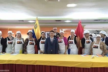  L'ambassadeur Lê Viêt Duyên, le lieutenant-général principal Pascualino Angiolillo, le président de l'Université UNEFA et des délégués lors de l'événement. Photo: baoquocte.vn