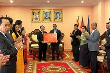 La remise de don de 2 milliards de dôngs pour soutenir les personnes en situation difficile dans deux provinces de Stung Treng et Rattanakiri. Photo : kontum.gov.vn