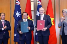 Le Premier ministre vietnamien Pham Minh Chinh (2e à partir de la gauche) et le Premier ministre australien Anthony Albanese (3e à partir de la gauche) après avoir signé un accord pour élever leurs relations au niveau de partenariat stratégique intégral. Photo : VOV.