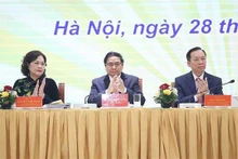 Le Premier ministre Pham Minh Chinh (centre) lors de la conférence. Photo : VNA.