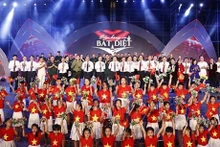 Le Président Vo Van Thuong et de nombreux dirigeants du Parti et de l'État participent au programme artistique spécial intitulé "Épopée éternelle". Photo: VNA
