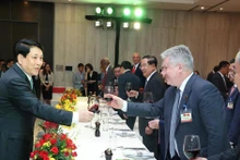 Le président Luong Cuong (à gauche) donne un banquet en l’honneur des chefs de délégations étrangères pour le 50e anniversaire de la réunification. Photo : VNA.