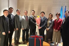 L'ambassadeur Dang Hoang Giang, chef de la Mission permanente du Vietnam auprès de l’ONU (5e de gauche) félicite la Mission permanente du Laos à l'occasion de son Nouvel An traditionnel. Photo : VNA.