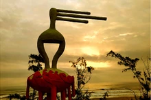 De nouvelles fresques illustrant la vie quotidienne, la pêche et la beauté authentique des habitants captivent les touristes nationaux et étrangers. Photo : sgtiepthi.vn