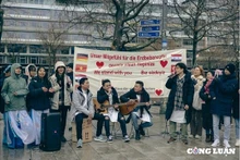 Les jeunes de l'Association des Étudiants infirmiers du Vietnam en Allemagne ont donné des spectacles musicaux pour collecter des fonds en faveur des victimes des séismes survenus récemment en Turquie et en Syrie. Photo: NVCC