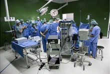 Un cas d'opérations chirurgicales est réalisé à l'hôpital de Viêt Duc. Photo: FTW