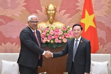 Le vice-président de l'Assemblée nationale (AN) du Vietnam Nguyên Khac Dinh (droite) et le ministre cubain de la Justice Oscar Manuel Slivera Martinez. Photo : VNA.