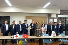 Le président du Comité populaire provincial, Pham Thiên Nghia offre un cadeau de souvenir au représentant de la compagnie de bien-être social Aichi-Jikei Kai. Photo : baodongthap.vn