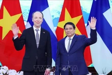  Le PM Pham Minh Chinh (droite) et le Président du Parlement de Finlande, Jussi Halla-Aho. Photo : VNA.