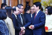 Le président Luong Cuong (à droite) rencontre le personnel du bureau présidentiel à Hanoi, le 3 février 2025. Photo : VNA