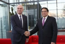 Le Premier ministre Pham Minh Chinh (droite) et Luc Van den hove, président de l’IMEC. Photo : VNA