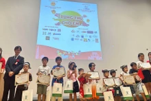 La remise des cadeaux aux enfants lors du programme de la fête de la mi-automne. Photo : thoidai.com.vn