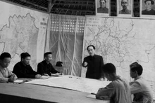 L’État-major général général de l'Armée populaire du Vietnam étudie le plan de bataille de Diên Biên Phu. Photo d'archives : VNA.