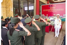 Cérémonie de rapatriement des restes de soldats volontaires et d’experts vietnamiens tombés au Laos. Photo : baoquangbinh.vn
