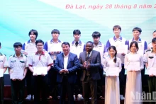 Le vice-président du Comité populaire provincial de Lâm Dông, Pham S, et les représentants du Fonds de bourses d'études Vallet attribuent des bourses à des élèves et étudiants exceptionnels. Photo : nhandan.vn