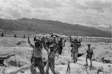 Le 22 avril 1954, le Régiment 36 de la Division 308 a détruit la base 206, les survivants furent levés la main pour se rendre. Photo : VNA.