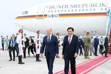 Cérémonie d'accueil du Chancelier allemand Olaf Scholz à l'aéroport international de Nôi Bài, en banlieue de la capitale Hanoi. Photo : VNA.