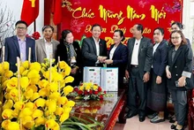 L'Union des femmes de Champassak (Laos) rend visite et formule les meilleurs vœux du Têt à Lâm Dông. Photo : NDEL.