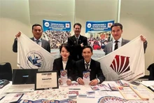 Représentants du programme vietnamien et des amis étrangers. Photo : VNA.