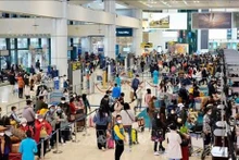 Les passagers à l'aéroport international de Nôi Bai, à Hanoi. Photo : VNA.