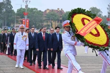 Les dirigeants rendent hommage au Président Hô Chi Minh et aux Héros morts pour la Patrie, à l'occasion du 50ᵉ anniversaire de la Libération du Sud et de la Réunification nationale. Photo : VNA.