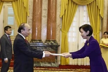 Le Président Nguyên Xuân Phuc (droite) et l’ambassadeur du Salvador au Vietnam Ruben Omar Orozco Burgos. Photo : VNA
