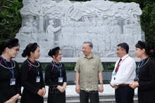 Le Président To Lam rend hommage au général Vo Nguyen Giap et à 34 soldats de l'Unité de propagande de l'Armée de Libération dans la forêt de Tran Hung Dao. Photo : VNA.