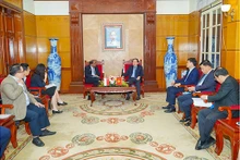 La vue générale de la rencontre entre le secrétaire du Comité du Parti de la ville de Hai Phong, Lê Tiên Châu et une délégation de l’Ambassade de Singapour au Vietnam. Photo : baodautu.vn
